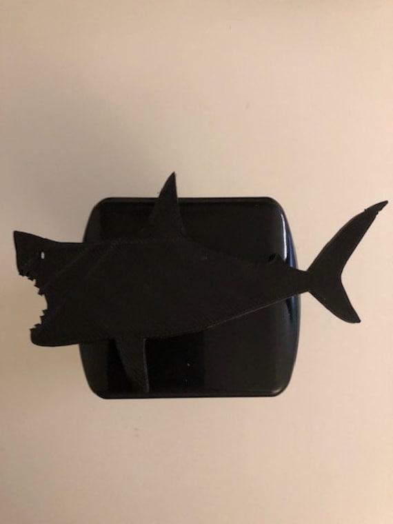 Hai in 3D - 2 Zoll Anhänger Hitch Cover Schwarz Mit Schwarz Gone Fishing Hawaii Keine Haie von StudioFrame