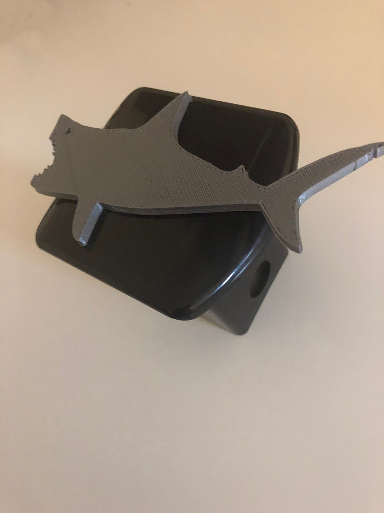 Hai in 3D - 2-Zoll-Trailer Hitch Cover Schwarz Mit Grau Gone Fishing Hawaii Keine Haie von StudioFrame