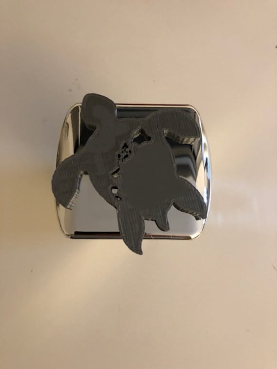 Honu Schwimmen Mit Hawaii Island Inside in 3D - 2-Zoll-Anhängekupplung Abdeckung Chrom Grau Hibiskus von StudioFrame