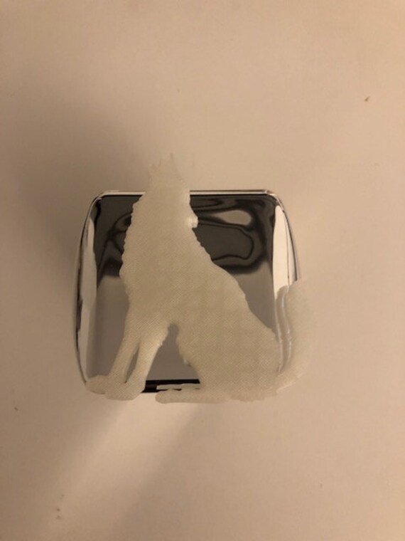 Howeling Wolf in 3D - Leuchten Im Dunklen 2Zoll Trailer Hitch Abdeckung Chrom Mit Weiß von StudioFrame