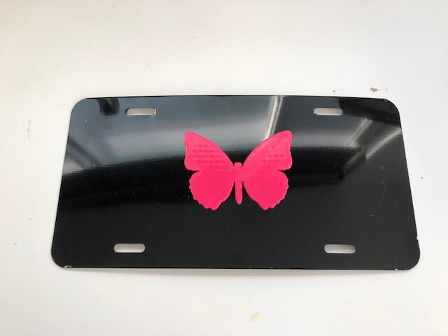 Schmetterling in 3D - Schwarz Mit Rosa Nummernschild Einsatz-Ich Liebe Hawaii von StudioFrame