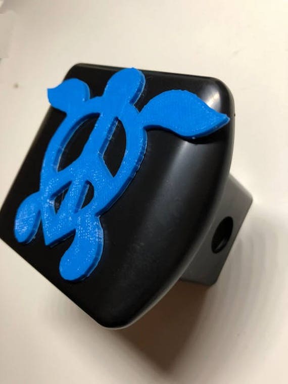 Sehr Niedlich Honu Schildkröte Schwimmen in 3D - 2-Zoll-Trailer Hitch Cover Schwarz Mit Blau Liebe Booma von StudioFrame