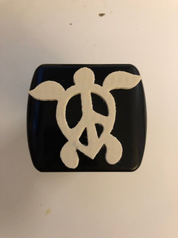 Sehr Niedlich Honu Schildkröte Schwimmen in 3D - 2-Zoll-Trailer Hitch Cover Schwarz Mit Weiß Liebe Booma von StudioFrame