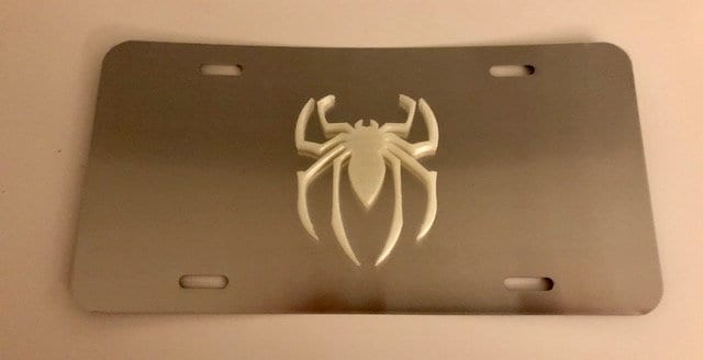 Spinne in 3D - Grau Leuchten Der Dunkelheit Mit Weißen Nummernschild Einsatz Super Hero Stil von StudioFrame