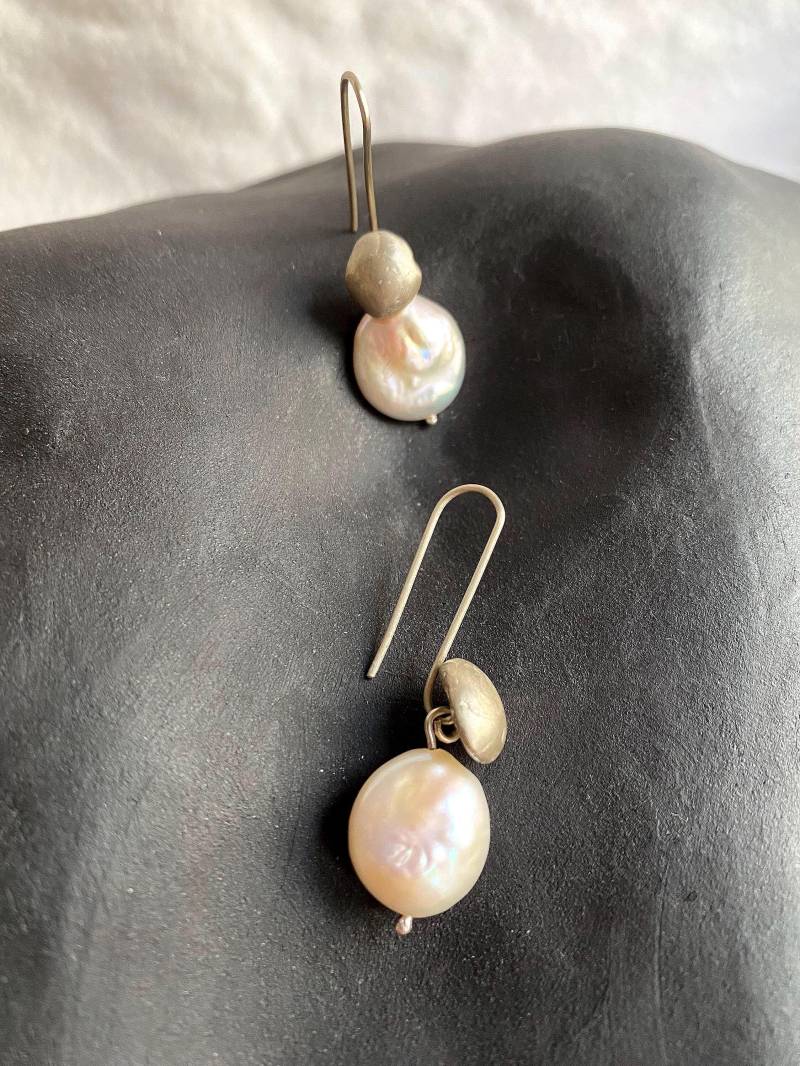 Hangende Ohrringe Sterling Silber Und Keshi Perlen von StudioFuchsen