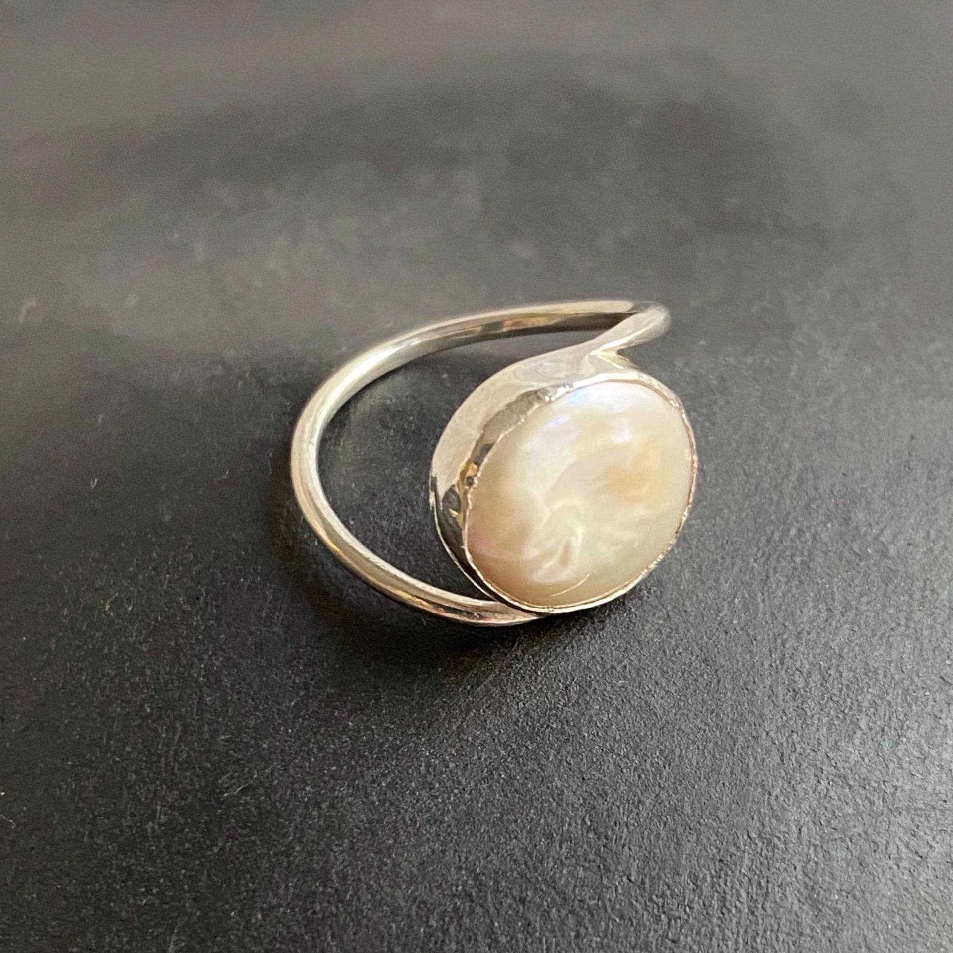 Keshi Perlenring No 2 von StudioFuchsen