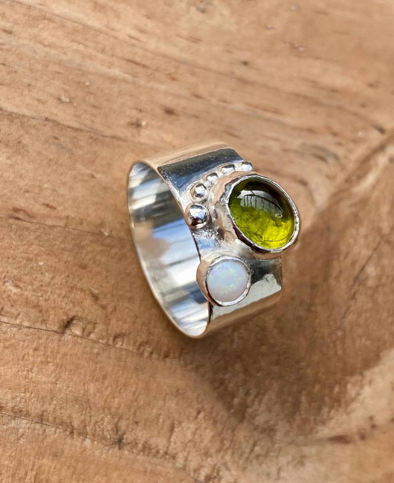 Multistein Ring Mit Grünem Turmalin Und Opal von StudioFuchsen