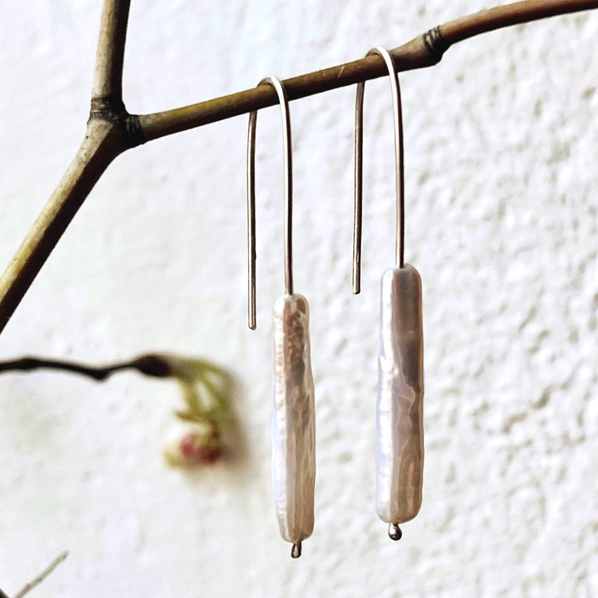 Schlichte, Elegante Silberohrringe Mit Langer Biwa Perle von StudioFuchsen