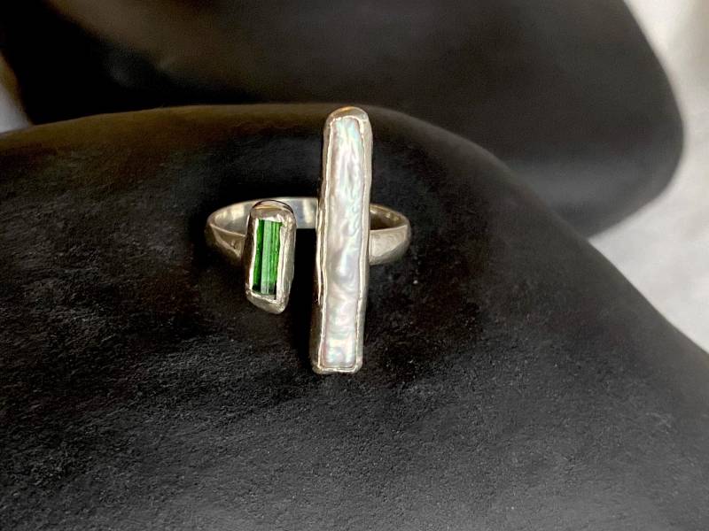 Verstellbarer Keshi Perlen Und Moosgrüner Turmalin Ring von StudioFuchsen