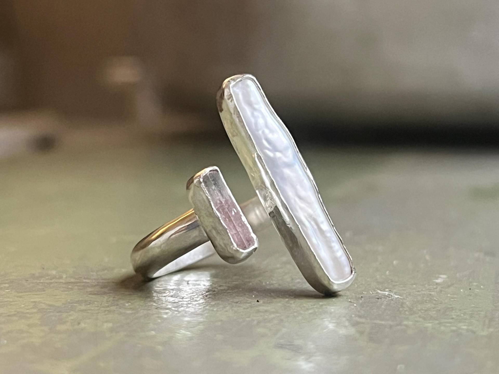 Verstellbarer Ring Mit Biwa Perle Und Rosa Turmalin von StudioFuchsen