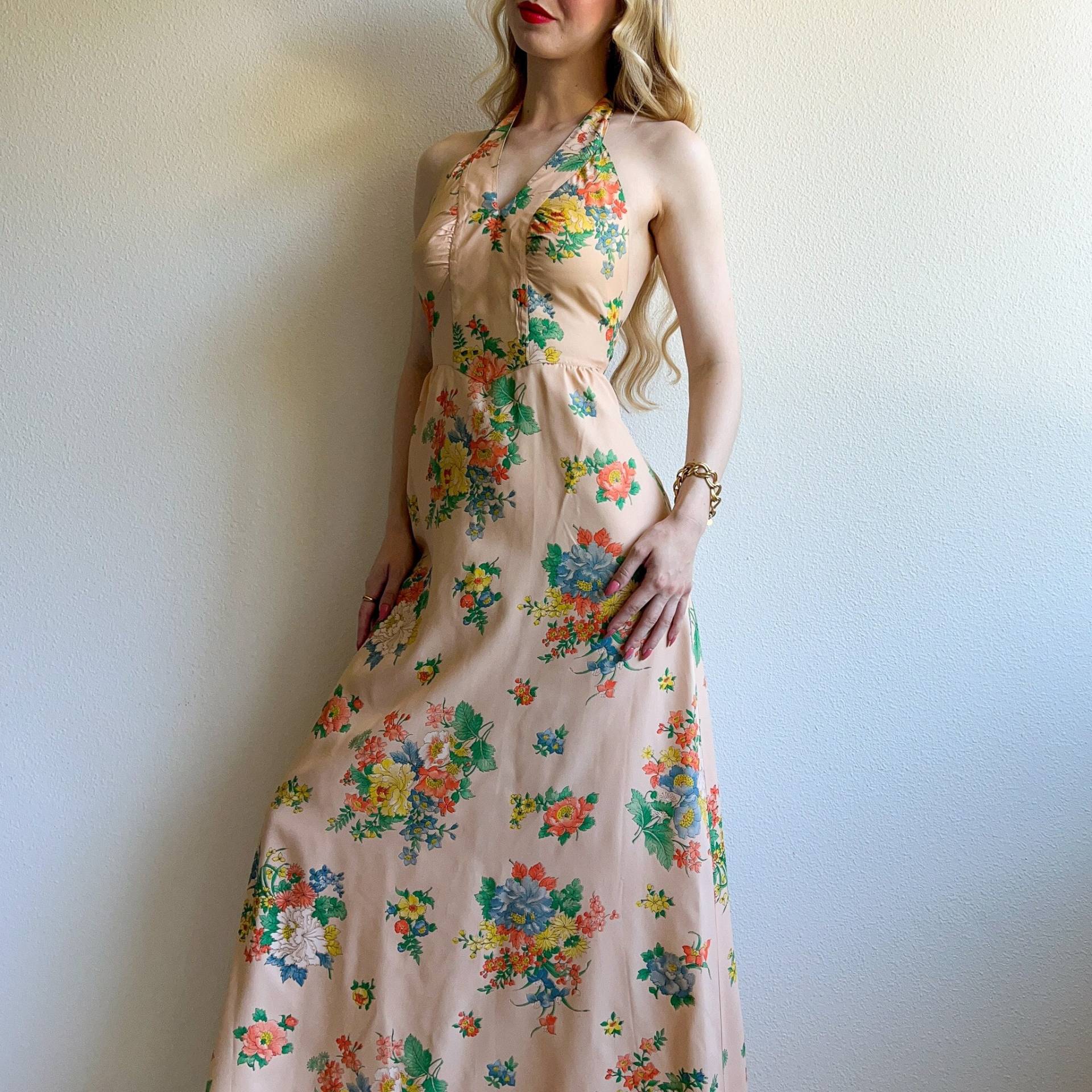 Atemberaubendes 1970S Pfirsich Blumen Print Neckholder Maxi Kleid | S von StudioGloriaVintage