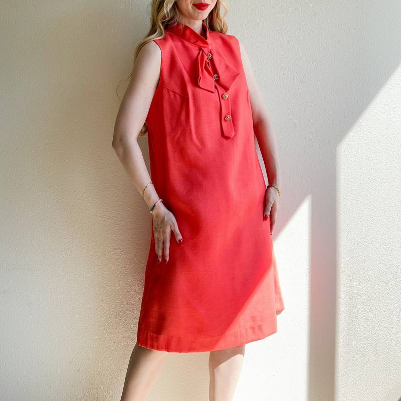 Vintage 1960S Korallefarbenes Etuikleid Mit Schleife Und Strassknöpfen | L/xl von StudioGloriaVintage