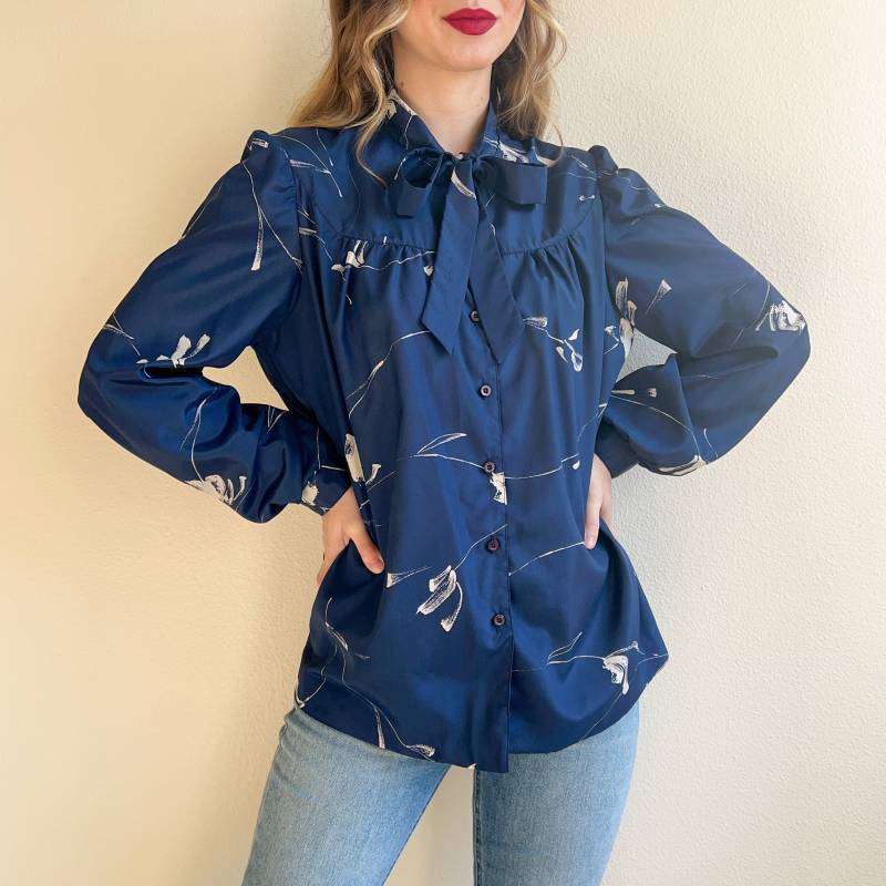 Vintage 1990Er Blaue Bluse Mit Abstraktem Druck | L/xl von StudioGloriaVintage