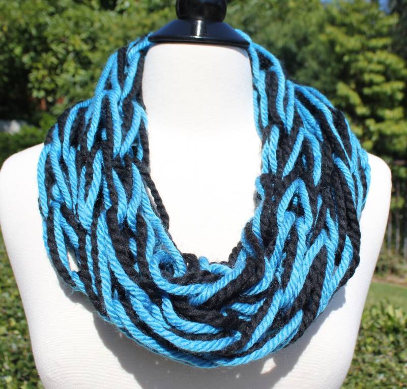 Carolina Panthers, Detroit Lions Team Spirit Schwarz Und Blau Single Loop Arm Stricken Infinity Schal von StudioHarmony