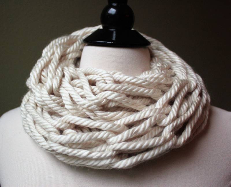 Chunky Creme Arm Stricken Infinity Schal von StudioHarmony