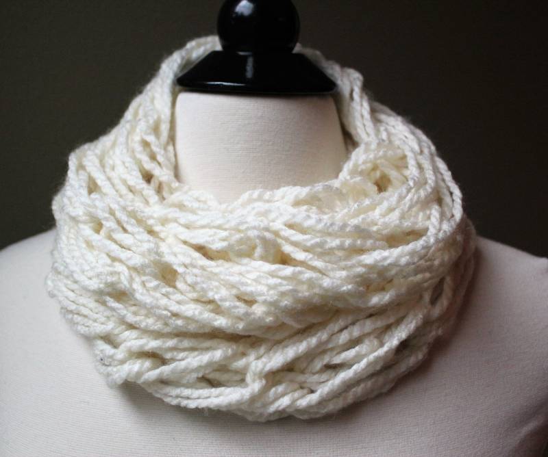 Cremefarbener Single Loop Armschal von StudioHarmony