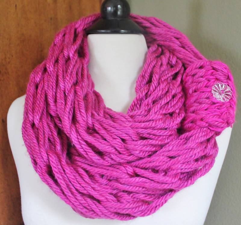 Fuchsia Doppel Arm Stricken Schal Mit Knopf Manschette von StudioHarmony