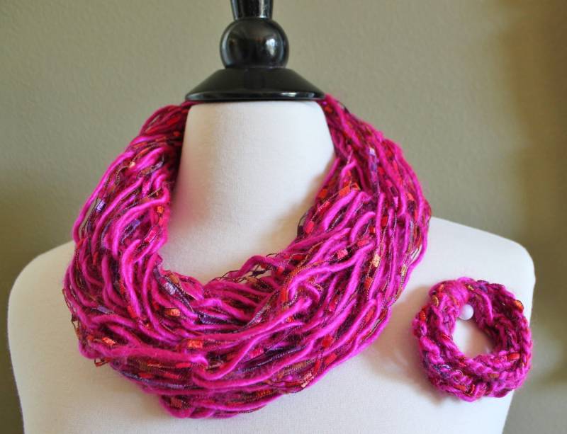 Fuchsia Wolle Und Band Garn Arm Stricken Schal Häkeln Armband Set von StudioHarmony