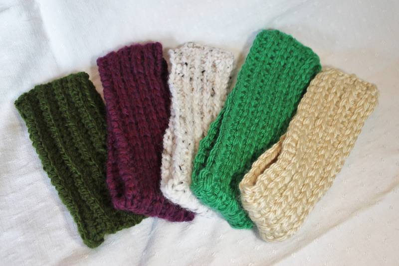 Gehäkelte Ohrenwärmer Olive, Lila, Weiß, Kelly Green, Grau Und Creme von StudioHarmony