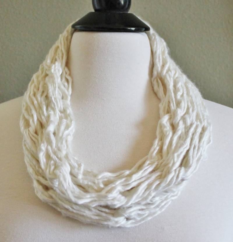 Kleine Custard Bambus Arm Stricken Infinity Schal von StudioHarmony