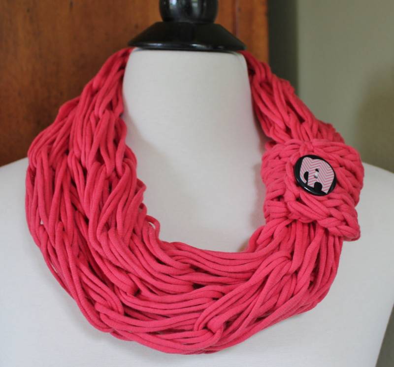 Leichte Lachs Arm Stricken Infinity Schal Mit Elefant Knopf Manschette von StudioHarmony