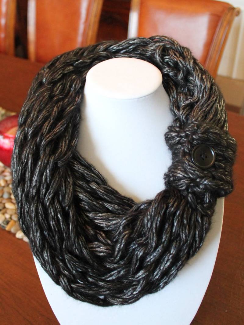 Schwarz Und Silber Arm Stricken Schal von StudioHarmony