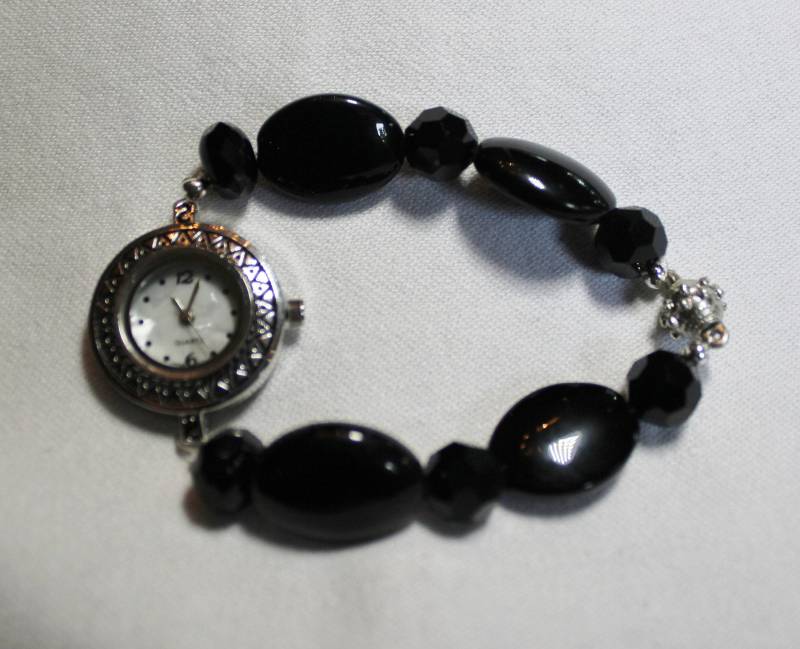 Schwarze Glasperlen Perlenuhr Mit Magnetverschluss von StudioHarmony