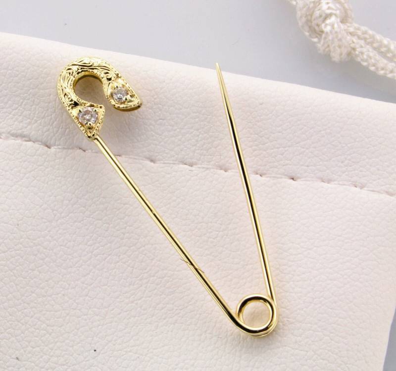 18K Gelbgold Sicherheitsnadel Diamantbrosche Handgraviert | 0.05Ctw Brillanten 18K Gelbgold Sicherheitsnadel Diamantbrosche Handgraviert | 0.05Ctw Brillanten von StudioHayko