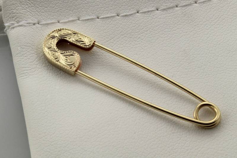 18K Gelbgold Sicherheitsnadel Handgraviert Auf Beiden Seiten 18K Gelbgold Sicherheitsnadel Handgraviert Auf Beiden Seiten von StudioHayko