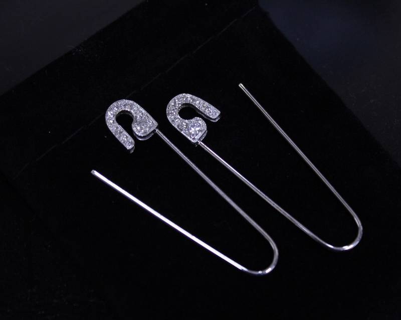 Handgemachte 14K Weißgold Diamant Sicherheitsnadel Ohrringe | Paar Handgemachte 14K Weißgold Diamant Sicherheitsnadel Ohrringe | Paar von StudioHayko