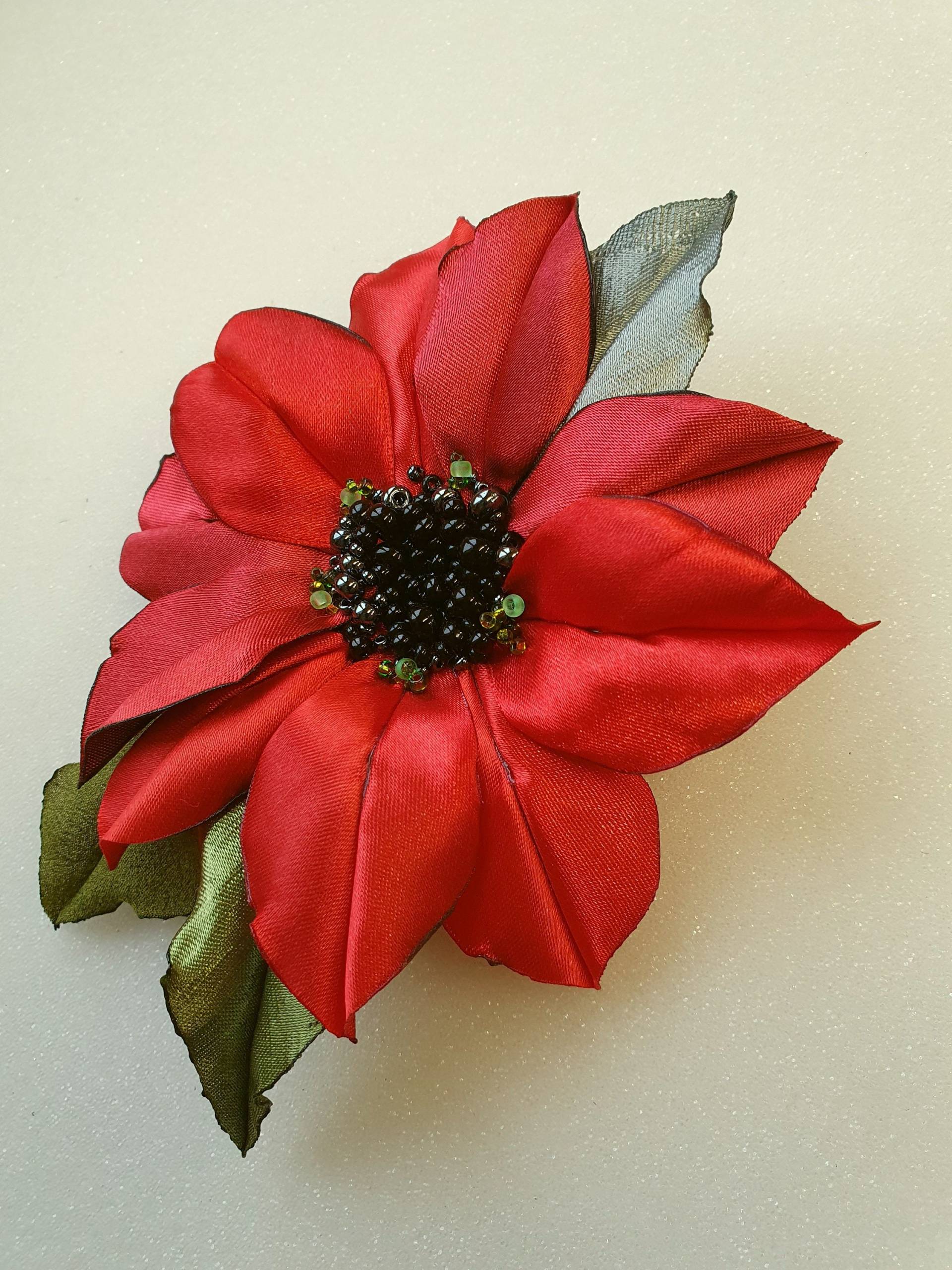 Satin Blume Brosche, Anstecknadel, Rot, Gelb, Orange, Rosa, Flieder, Elfenbein, Gold Clematis, Weihnachtsstern.wähle Deine Farbe Satin Blume Brosche, Anstecknadel, Rot, Gelb, Orange, Rosa, Flieder, Elfenbein, Gold Clematis, Weihnachtsstern.wähle Deine Farbe von StudioKalla