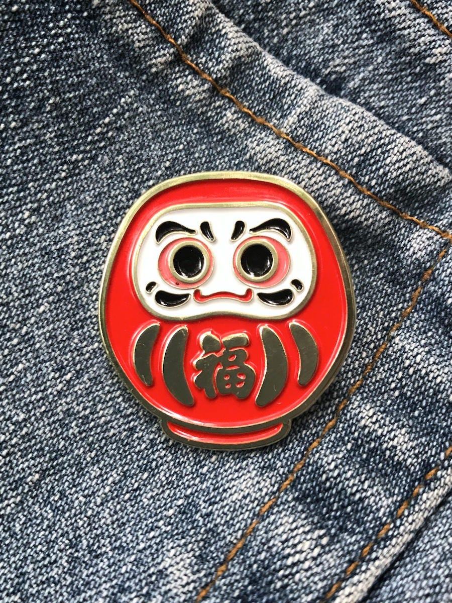 Daruma Emaille Anstecknadel von StudioKitsu