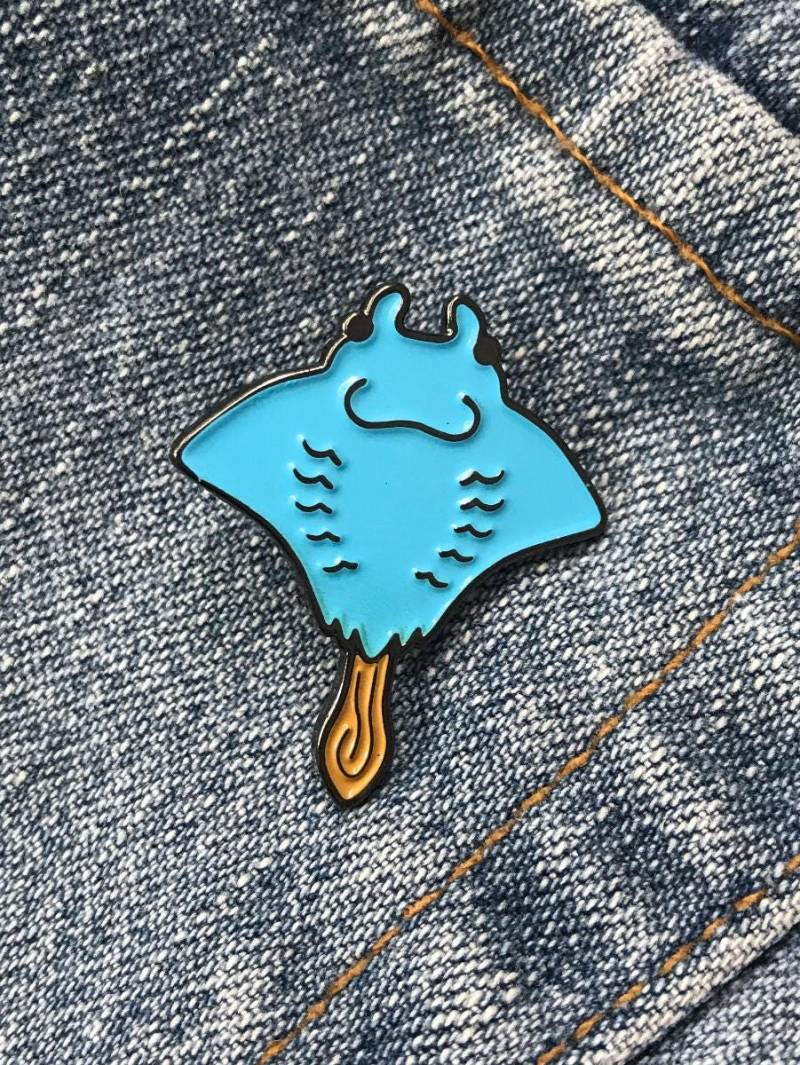 Gefrorener Manta Rochen Anstecknadel von StudioKitsu