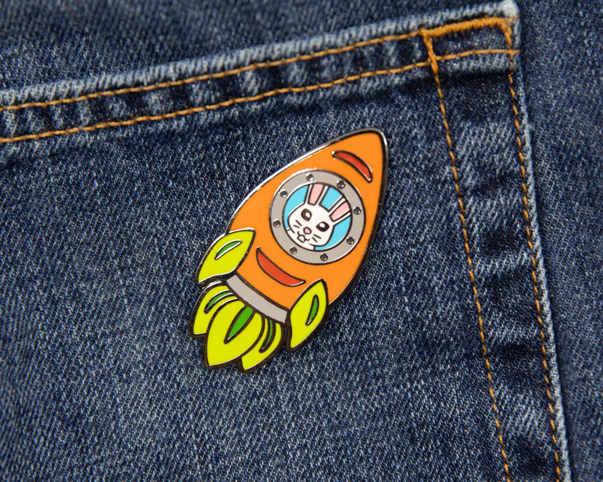Hase Rocket Emaille Anstecknadel von StudioKitsu
