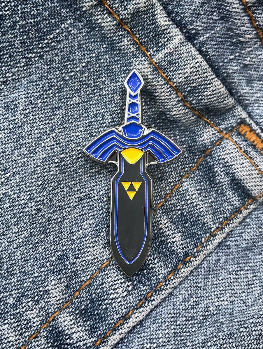 Heldenschwert Emaille Anstecknadel von StudioKitsu