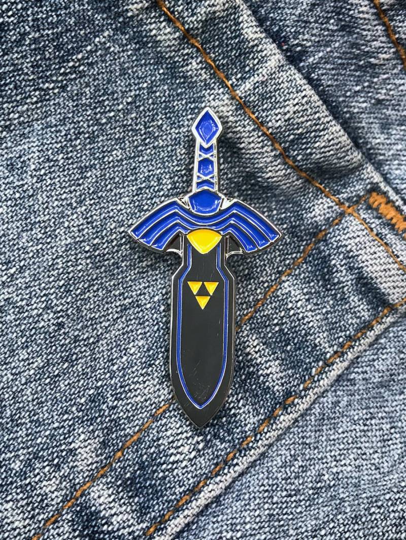 Heldenschwert Emaille Anstecknadel von StudioKitsu