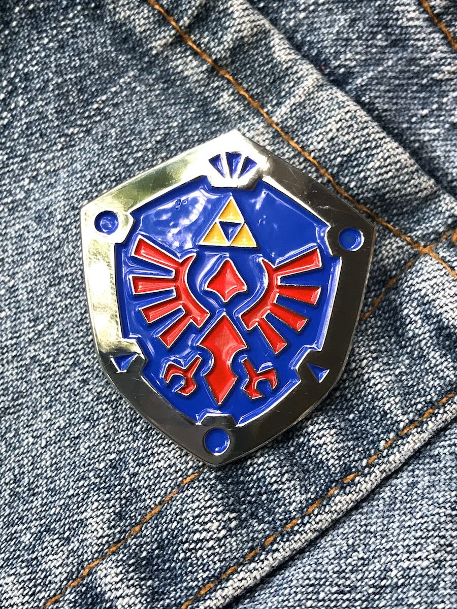 Hero's Sheild Emaille Anstecknadel von StudioKitsu