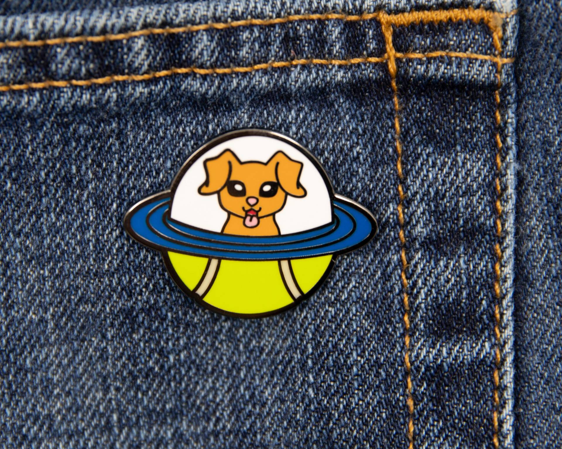 Hund Fliegende Untertasse Emaille Anstecknadel von StudioKitsu