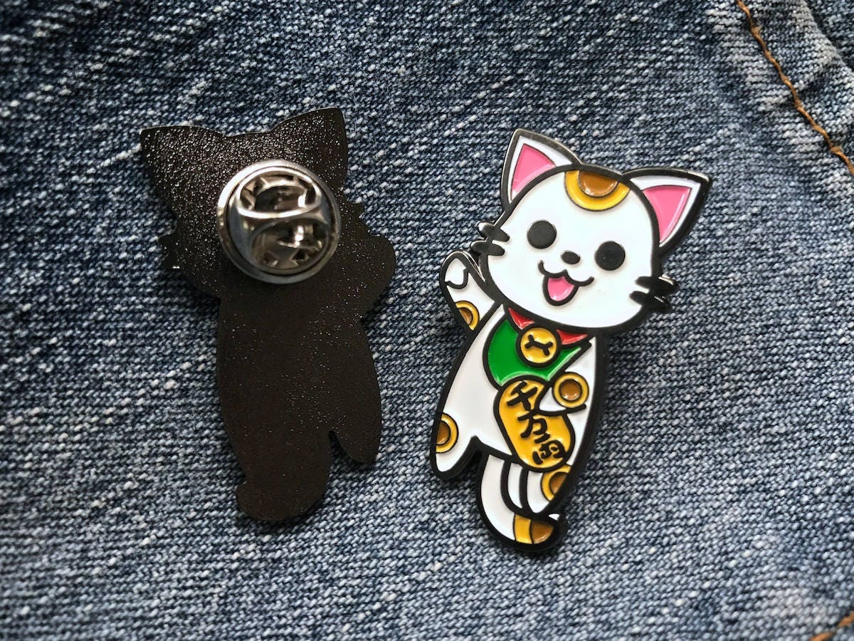 Maneki Neko | Glückskatze Emaille Anstecknadel von StudioKitsu