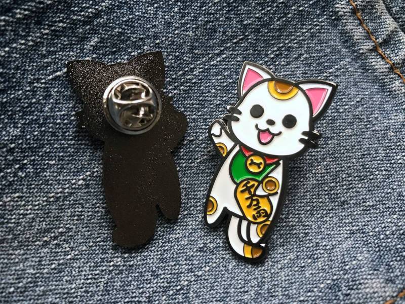Maneki Neko | Glückskatze Emaille Anstecknadel von StudioKitsu