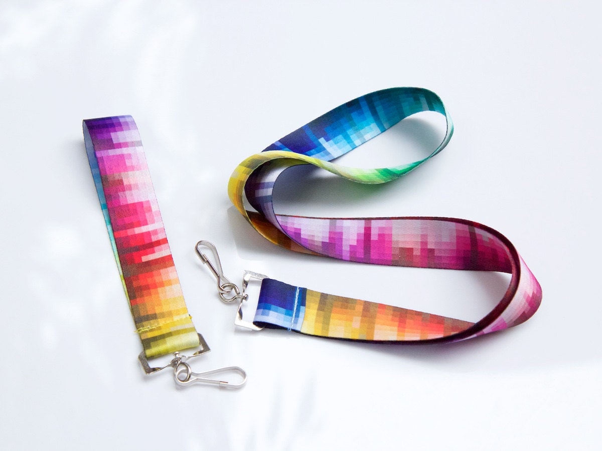 Pixel Rainbow Lanyard Als Schlüsselanhänger Und Kombi Angebot von StudioKitsu