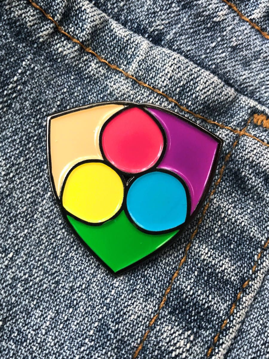 Regenbogen Liebe Schild Anstecknadel Aus Emaille von StudioKitsu