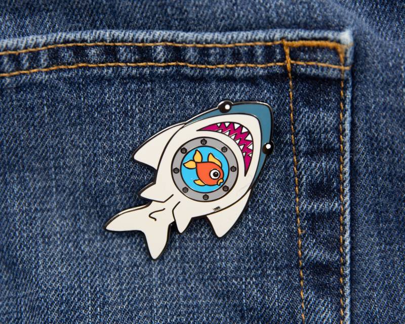 Rocket Emaille Anstecknadel von StudioKitsu