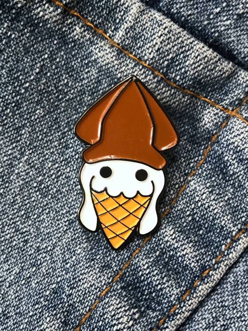 Schokoladenüberzogene Eis Tintenfisch Emaille Anstecknadel von StudioKitsu