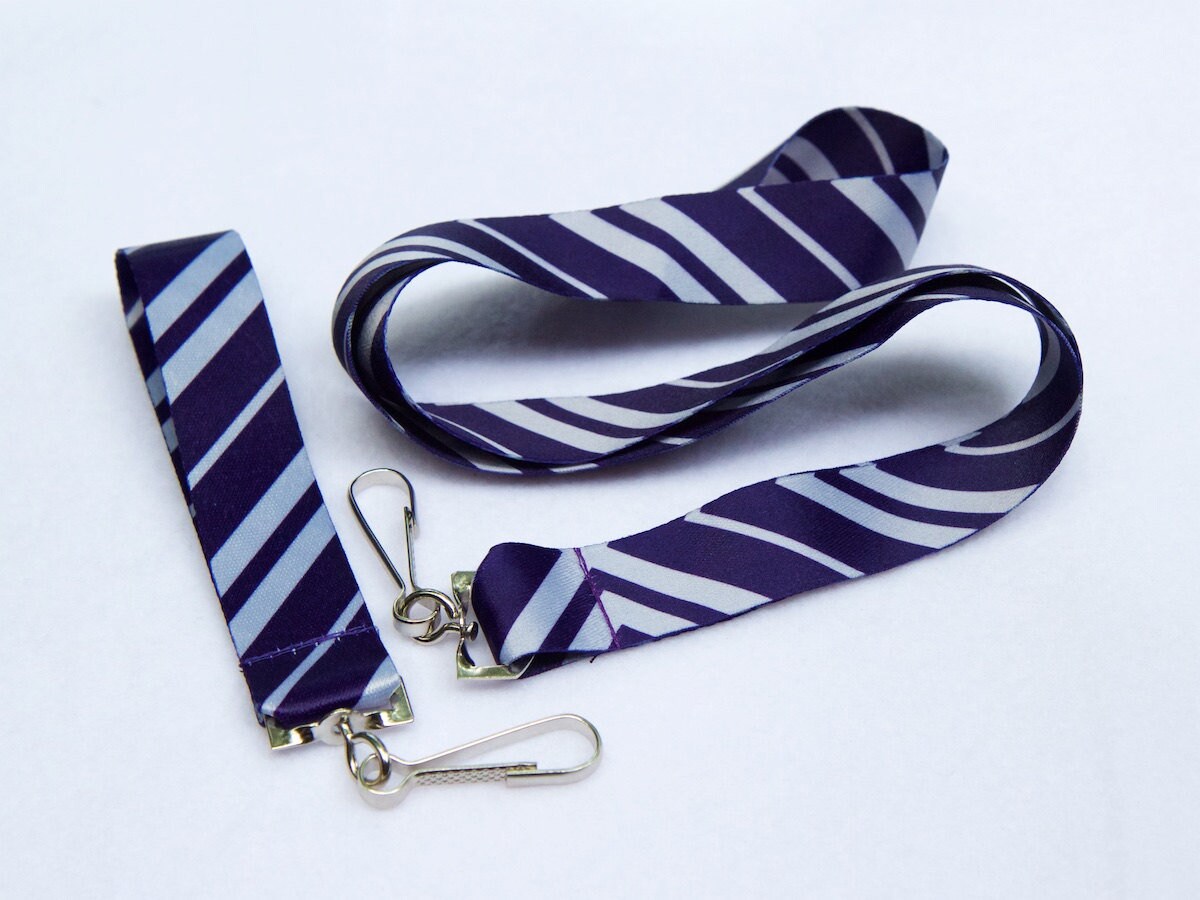 School Stripes Blau Und Silber Lanyard Schlüsselanhänger Combo Angebot von StudioKitsu