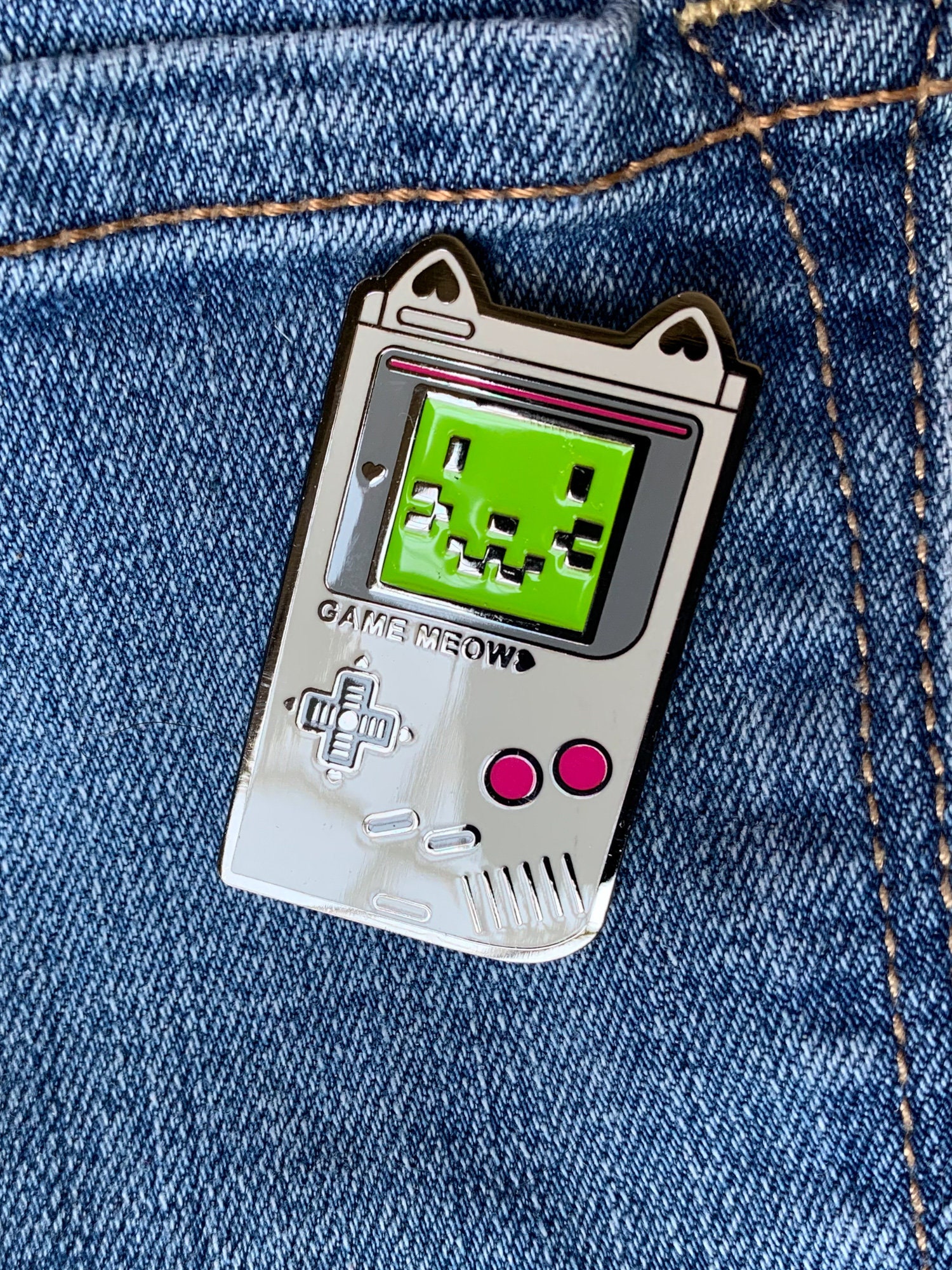 Spiel Meow Emaille Anstecknadel von StudioKitsu