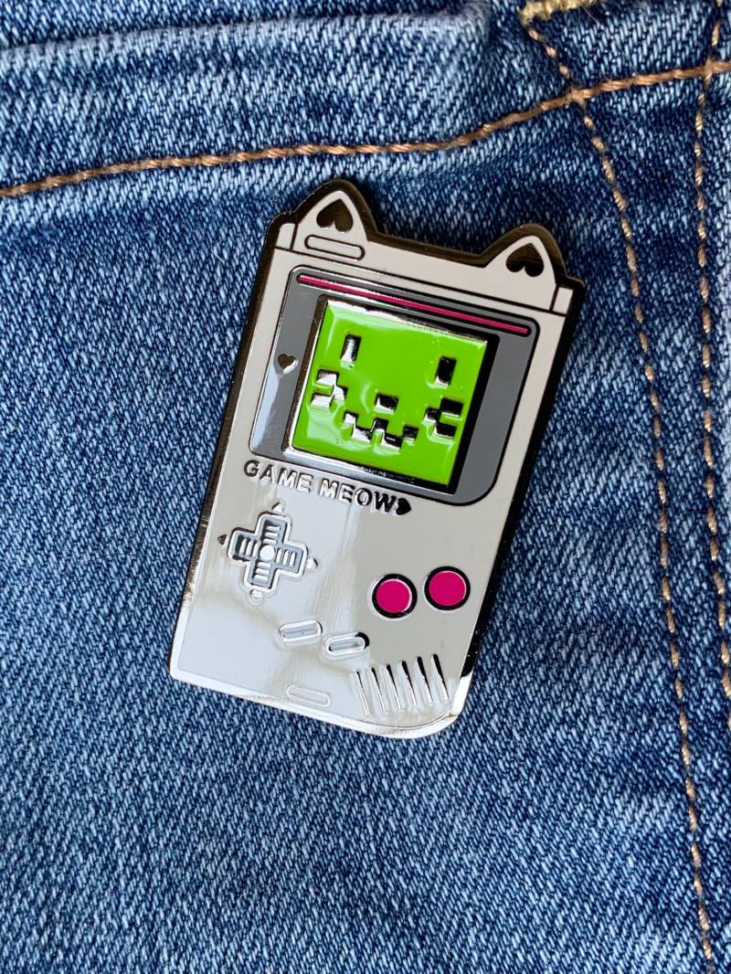 Spiel Meow Emaille Anstecknadel von StudioKitsu