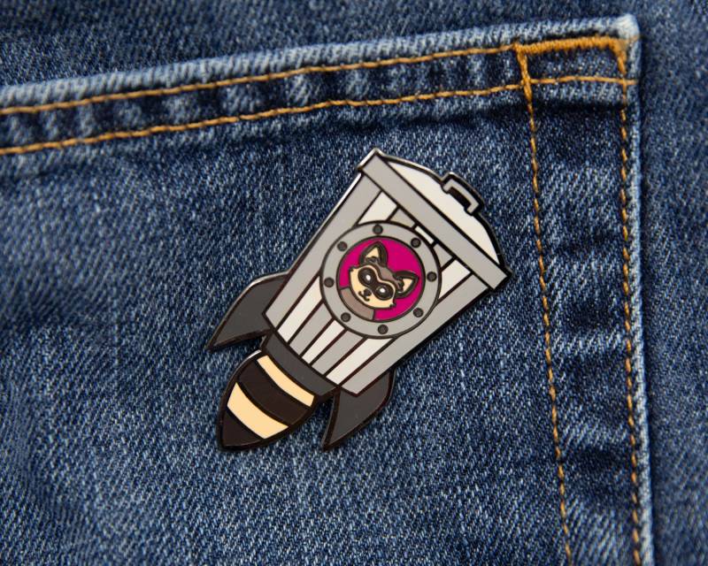 Waschbär Rakete Emaille Anstecknadel von StudioKitsu