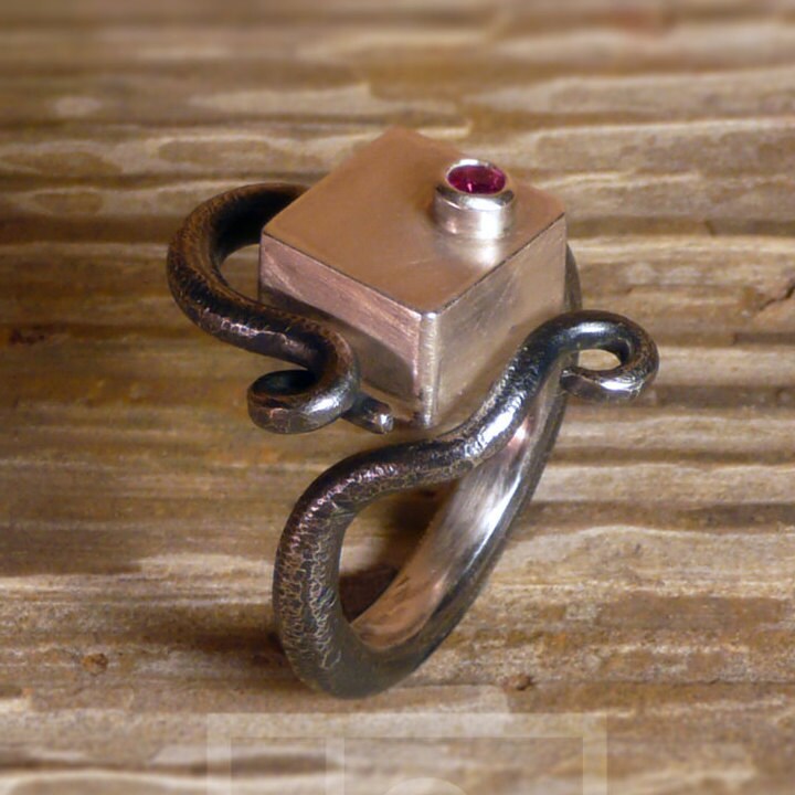 Einzigartige Tentakel Box Ring Handgemachte Sterling Silber Oktopus Und Labrador Rubin von StudioLene