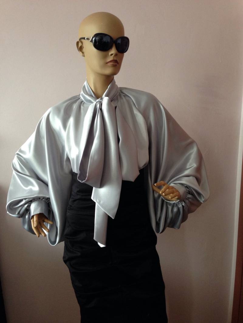 Formelle Silberne Satinbluse Damen Cocktail Bow Shirt von StudioMariya